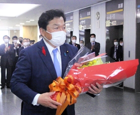 職員に拍手で見送られ国土交通省を後にする赤羽一嘉衆院議員＝東京都千代田区