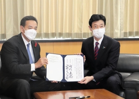 引き継ぎ式に臨んだ西村康稔衆院議員（右）＝東京都千代田区