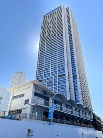 かつて神戸市職員労働組合などが入っていた通称「組合棟」（手前）。背後に市役所がそびえる＝神戸市中央区