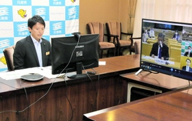 全国知事会と日本医師会との意見交換会にオンライン参加する斎藤元彦兵庫県知事＝県庁