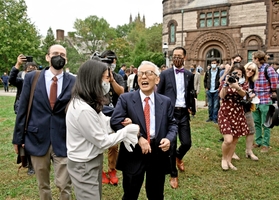 記者会見後、親族と談笑する米プリンストン大上席研究員の真鍋淑郎さん＝５日、米ニュージャージー州