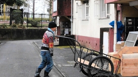 映画の一場面「菊池さんの引っ越し」（ｃ）Ｓｈｉｎｙａ　Ａｏｙａｍａ