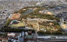 かつて存在した櫓や大手門などの復元が構想されている明石公園＝２０１９年４月撮影