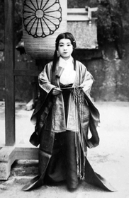 巫女姿の岡田多喜子さん（広田神社提供）