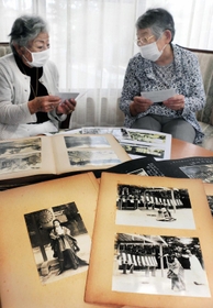 １９４１年の広田神社拡張計画の地鎮祭で、巫女役を担った岡田多喜子さん（左）と名田妥佳子さん。「この向きに階段があったね」と昔を振り返る＝西宮市大社町の広田神社
