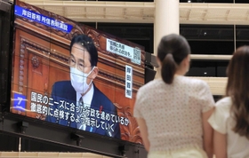 岸田文雄首相が所信表明演説をしたニュースを映す大型画面＝８日夜、明石市大明石町１（撮影・吉田敦史）