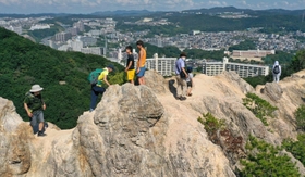 市街地に近い「馬の背」。秋晴れの下、登山道はハイカーらでにぎわった＝９日午前、神戸市須磨区の横尾山付近（小型無人機で撮影）