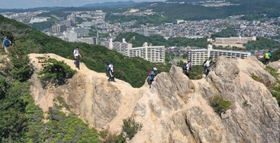 市街地に近い「馬の背」。秋晴れの下、登山道はハイカーらでにぎわった＝９日午前、神戸市須磨区の横尾山付近（小型無人機で撮影）