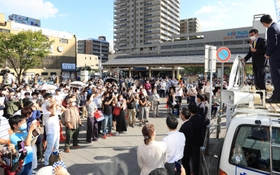 衆院選立候補予定者の応援に駆け付けた河野太郎・前行政改革担当相の演説を聴く市民＝９日午後、西宮市田中町（撮影・小林良多）