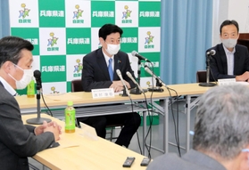 衆院選の対応などについて語る西村康稔衆院議員＝神戸市中央区中山手通５、自民党兵庫県連