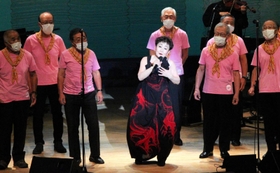「ドリーム・ボーイズ（夢少年）」のメンバーと歌う加藤登紀子さん＝兵庫県多可町中区中村町