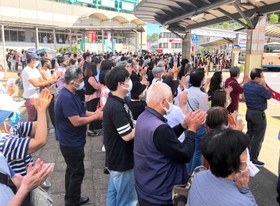 公明党の立候補予定者の街頭演説に集まった支援者ら＝１０日午後、西宮市名塩新町