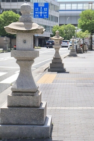 西宮神社の参道である「えべっさん筋」。歩道上に２９基の石灯籠が設置されている＝西宮市社家町