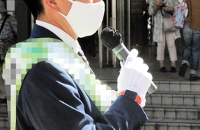 政党名の入ったたすきをかけ、駅前で演説する新人候補予定者＝１５日午前１０時４７分、神戸市灘区永手町４（画像を一部加工しています）