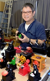 自作を前に神戸人形づくりの楽しさを語る吉田太郎さん＝神戸市東灘区（撮影・中西幸大）