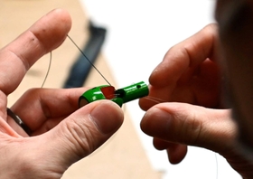 細かな作業の連続によって１体の人形が仕上がる＝神戸市東灘区（撮影・中西幸大）