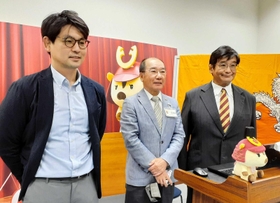 ブータン柔道場のオンライン開所式に参加した（左から）山崎さん、神戸ブータン友好協会の市野和雄会長、山崎さんの父俊輔さん＝神戸市東灘区の甲南大