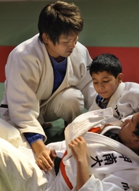 子どもたちに柔道を指導する山崎道洋さん＝２０１１年、ブータン・ティンプー（山崎さん提供）