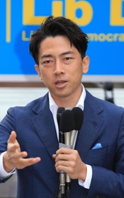 衆院選に向けて自民党への支持を訴える小泉進次郎前環境大臣＝１６日午後、宝塚市栄町２、阪急宝塚駅前（撮影・斎藤雅志）