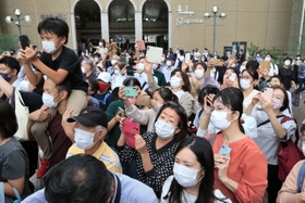 菅前首相の演説に集まった人たち＝１６日午後、宝塚市栄町２、阪急宝塚駅前（撮影・斎藤雅志）