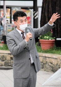 立憲民主党の立候補予定者を応援する泉健太政調会長＝１６日午後、神戸市灘区永手町４、ＪＲ六甲道駅前