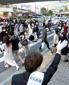 有権者に手を振ってアピールする候補者＝１７日午後、神戸市中央区三宮町１（撮影・吉田敦史）