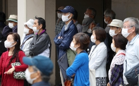 神戸の未来を誰に託すのか。立候補者の訴えを聞く人々＝１７日午前、神戸市中央区（撮影・小林良多）