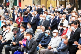 立候補者の訴えに耳を傾ける支援者。コロナで打撃を受けた暮らしの立て直しを誰に託すのか＝１９日午前、姫路市内（撮影・大山伸一郎）