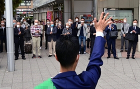 衆院選が始まり、集まった支持者らに手を振る候補者＝１９日午前、神戸市内（撮影・中西幸大、画像の一部を加工しています）