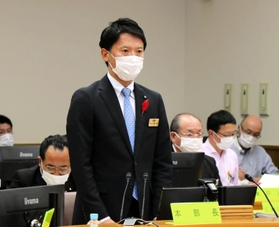 新型コロナ対策本部会議の冒頭であいさつする兵庫県の斎藤元彦知事＝１９日午後、神戸市中央区、兵庫県災害対策センター