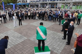 街頭で行われた出陣式で支持者に後押しを求める候補者＝１９日午後、神戸市内（撮影・小林良多、画像の一部を加工しています）