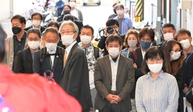 候補者の演説を聞く有権者ら＝１９日午後、神戸市内（撮影・秋山亮太）