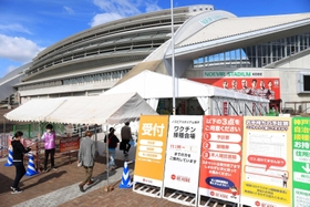 ワクチン接種が続く神戸市の大規模接種会場＝２０日午前、神戸市兵庫区、ノエビアスタジアム神戸（撮影・吉田敦史）