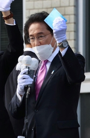 有権者の声を書き留めたという「岸田ノート」を掲げ、演説する岸田文雄首相＝２０日午後、神戸市東灘区岡本１（撮影・吉田敦史）