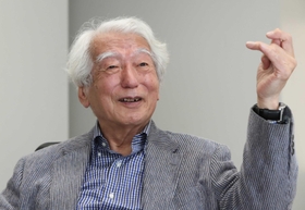 ピアノを弾くことの喜びを語る舘野泉さん＝大阪市内（撮影・長嶺麻子）