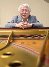 ピアノの前で撮影に応じた舘野泉さん＝大阪市内（撮影・秋山亮太）