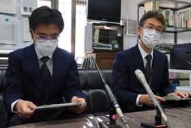 新型コロナウイルスワクチンの不適切保管と接種が発覚したことを受けて会見する西宮市保健所の担当者＝２２日午後、西宮市役所