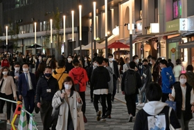時短営業要請が全面解除された初日の夜。繁華街では多くの人が行き交った＝２２日夜、神戸市中央区北長狭通１（撮影・秋山亮太）