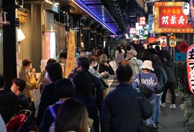 時短営業要請が全面解除された初日。飲食店が連なる路地では多くの人が行き交った＝２２日夜、神戸市中央区（撮影・秋山亮太）