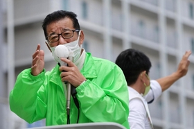 衆院選候補者の応援に駆けつけ、自民党批判を繰り広げた日本維新の会の松井一郎代表＝２２日午後、神戸市中央区元町通１（撮影・秋山亮太）