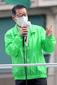 衆院選候補者の応援に駆けつけ、自民党批判を繰り広げた日本維新の会の松井一郎代表＝２２日午後、神戸市中央区元町通１（撮影・秋山亮太）