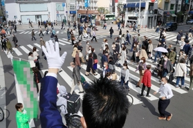 衆院選で初の週末。交差点で有権者に手を振る候補者＝２３日午後、神戸市中央区（撮影・鈴木雅之、画像の一部を加工しています）