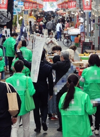 衆院選、初の週末。商店街を歩く候補者＝２３日午前、神戸市中央区（撮影・鈴木雅之、画像の一部を加工しています）