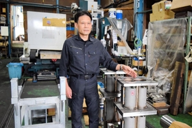 野菜くず破砕機の部品を示す蓬萊正元さん＝神戸市西区玉津町今津