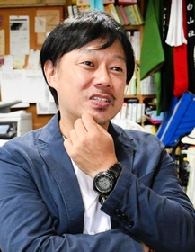 衆院選の争点などについて話す、非政府組織（ＮＧＯ）「ＣＯＤＥ海外災害援助市民センター」の吉椿雅道事務局長＝神戸市兵庫区中道２