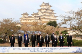 ＷＨＯ西太平洋地域会議を前に姫路城西の丸庭園で記念撮影に応じるＷＨＯや各国からの参加者ら＝２４日午後、姫路市本町（撮影・大山伸一郎）
