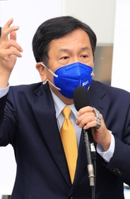 政権交代へ向けた支持拡大を訴えた立憲民主党の枝野幸男代表＝２４日午後、神戸市中央区三宮町３（撮影・小林良多）