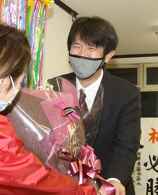 無投票で３選を果たし、スタッフから笑顔で花束を受け取る片山象三氏＝西脇市西脇（撮影・中西大二）