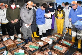 空前の高値に沸いたズワイガニの競り＝２０２０年１２月、香住漁港西港
