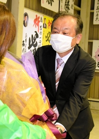 無投票での再選を果たし、花束を受け取る吉田一四氏＝多可町中区天田